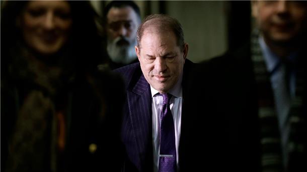 Gegen Ex-Produzent Harvey Weinstein (M) liegt eine Zivilklage vor. Der inzwischen 70-Jährige sitzt bereits seit 2020 wegen Vergewaltigung und sexueller Nötigung im Gefängnis.