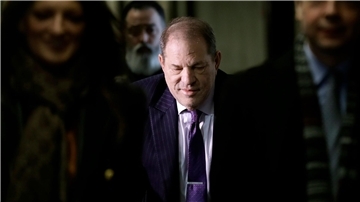 Gegen Ex-Produzent Harvey Weinstein (M) liegt eine Zivilklage vor. Der inzwischen 70-Jährige sitzt bereits seit 2020 wegen Vergewaltigung und sexueller Nötigung im Gefängnis.