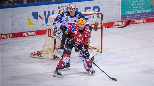 Gegen Nürnbergs Oliver Mebus (hinten) wirkt selbst der groß gewachsene Pinguins-Kapitän Jan Urbas klein.