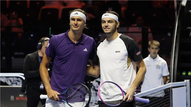 Spott und die Schulter: Zverevs kurzes Gastspiel in Riad Gegen seinen Angstgegner Taylor Fritz (r) verlor Alexander Zverev zum siebten Mal nacheinander.
