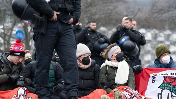Gegendemonstranten mit einer Sitzblockade gegen Neonazi-Aufmarsch in Dresden.