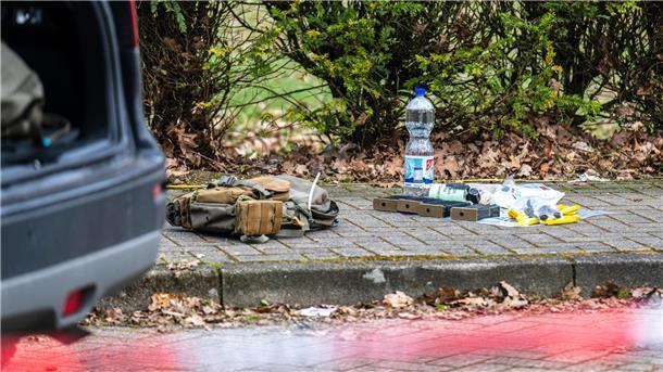Gegenstände liegen neben einem Auto in der Nähe der Rotenburger Kaserne. Ein Bundeswehrsoldat steht im Verdacht, vier Menschen im niedersächsischen Landkreis Rotenburg (Wümme) erschossen zu haben.