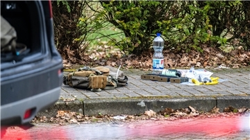 Gegenstände liegen neben einem Auto in der Nähe der Rotenburger Kaserne. Ein Bundeswehrsoldat steht im Verdacht, vier Menschen im niedersächsischen Landkreis Rotenburg (Wümme) erschossen zu haben.