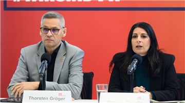 VW-Arbeitnehmer bieten Einsparungen an - Streikdrohung Gehen mit einem eigene Zukunftskonzept für VW in die Offensive: IG Metall-Verhandlungsführer Thorsten Gröger und Betriebsratschefin Daniela Cavallo.