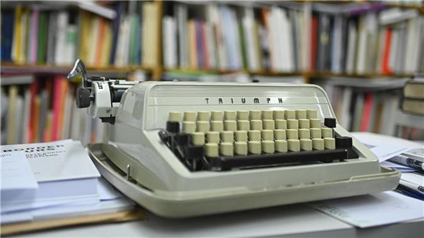 Gehörte fest zu seinem Büro: Gomringers Schreibmaschine. (Archivbild)