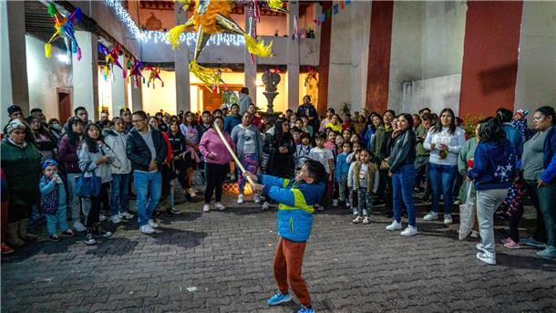 Festbräuche weltweit: Surfende Santas, Gnome und Lottofieber Geht die Piñata kaputt, regnet es Süßes.