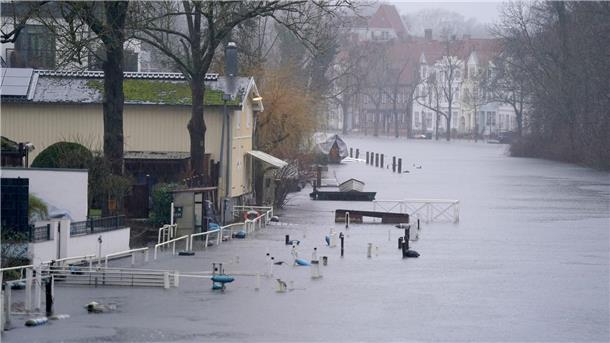 Regen ohne Ende in den Hochwassergebieten Gehwege und Bootsstege sind am Ufer der Trave in Lübeck vom Hochwasser umgeben.