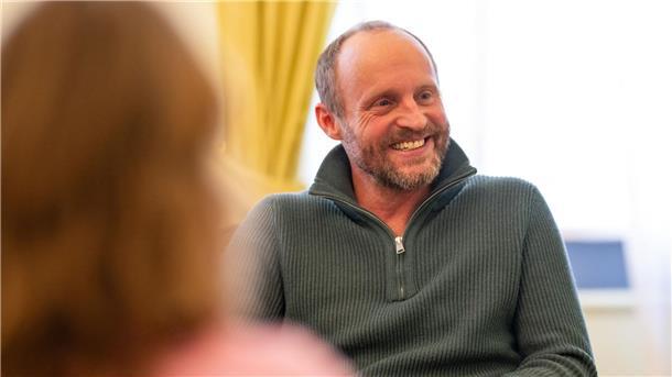 Warum Pumuckl uns gerade jetzt so guttut Gelassen bleiben, das rät Florian Brückner alias Schreinermeister Florian Eder. (Archivbild)