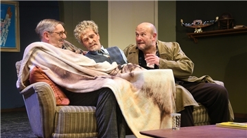 „Geld verdarvt den Charakter“: Die neue Boulevardkomödie der Niederdeutschen Bühne Waterkant feierte Premiere im Kleinen Haus des Stadttheaters, hier eine Szene mit (von links): Michael Schwarzenberg (Wikko Jansen), Olaf Adebahr (Henry Pehmöller) und André Buchholz (Dasenbrook).