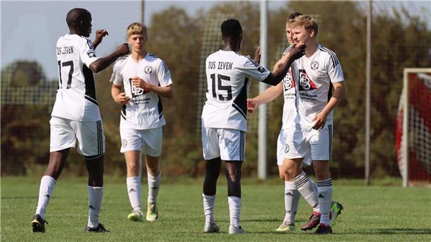 Gelegenheiten zum Torjubel gab es für die Spieler des TuS Zeven beim 9:0-Sieg gegen den Bade SC reichlich.