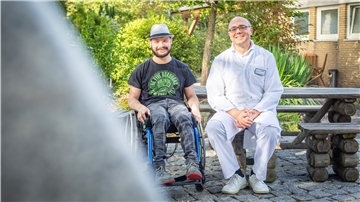 Gelenkchirurgie-Chefarzt Evgenij Khavkin mit seinem Patienten Dirk Heyer.