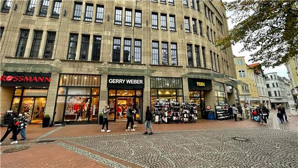 Gelsenkirchen-Buer: Die Bürgerinnen und Bürger des Gelsenkirchener Stadtteils haben das ehemalige Karstadt-Warenhaus in Eigeninitiative(!) zu neuem Leben verholfen, um einen längeren Leerstand in prominenter Lage zu verhindern.