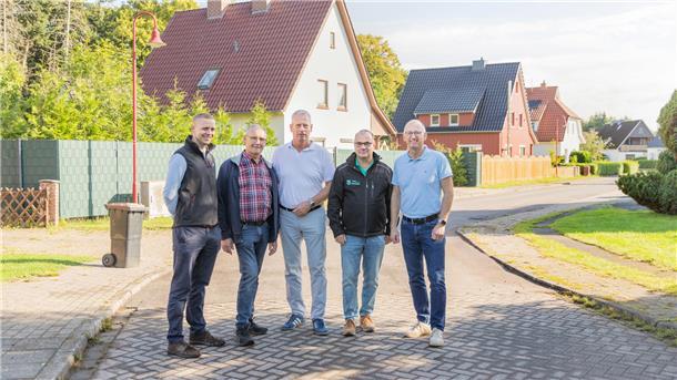 Fünf Männer, die auf der Straße "Hohewurth" in der gleichnamigen Loxstedter Siedlung stehen.