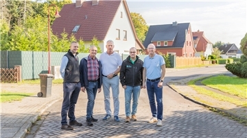 Fünf Männer, die auf der Straße "Hohewurth" in der gleichnamigen Loxstedter Siedlung stehen.