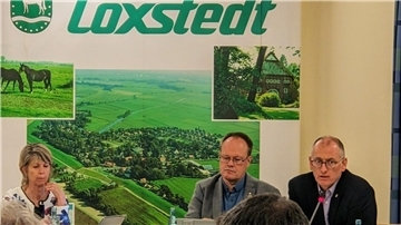 Gemeindebürgermeister Detlef Wellbrock (rechts) stellte dem Gemeinderat die Zukunftspläne Loxstedts zur Abstimmung vor. 