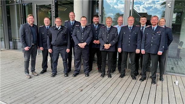 Gemeindebürgermeister Marc Breitenfeld (von links) mit Timm Meyer, Michael Mahler, Christian Kück, Bernd Fromme, Frank Geils, Volker Schulze, Andre Wrieden, Frank Wellbrock, Luca Friedrich, Meik Mahnstein und Bianca Kahrs.