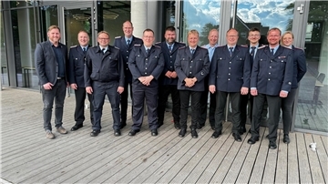 Gemeindebürgermeister Marc Breitenfeld (von links) mit Timm Meyer, Michael Mahler, Christian Kück, Bernd Fromme, Frank Geils, Volker Schulze, Andre Wrieden, Frank Wellbrock, Luca Friedrich, Meik Mahnstein und Bianca Kahrs.