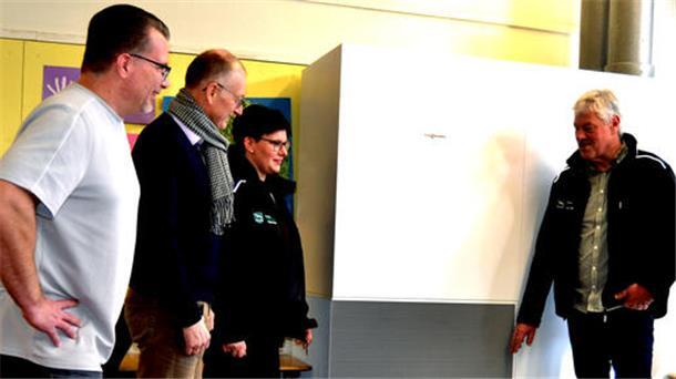 Gemeindetechniker Frank Tietjen und Annika Korb erklären Bürgermeister Detlef Wellbrock und Schulleiter Björn Bauch die Funktionsweise der modernen Luftreiniger.
