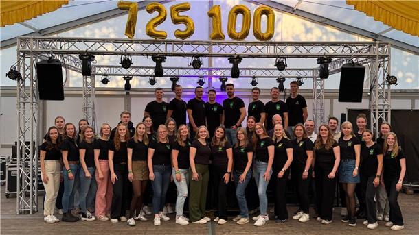 Gruppenbild mit jungen Menschen