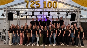 Gruppenbild mit jungen Menschen
