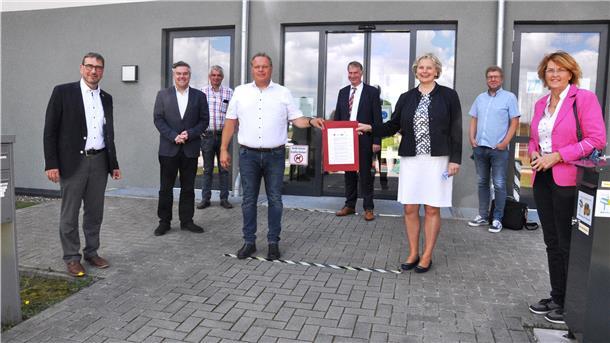 Gemeinsam für die Erhaltung der Arbeitsplätze von Premium Aerotec in der Region (von links): Friesland-Landrat Sven Ambrosy, der Landtagsabgeordnete Dragos Pancescu, Betriebsrat Jürgen Bruns, Betriebsrat Thomas Busch, Varels Bürgermeister Gerd-Christian Wagner, die Landtagsabgeordnete Karin Logemann, Betriebsrat Michael Eilers und die Bundestagsabgeordnete Susanne Mittag.