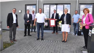 Gemeinsam für die Erhaltung der Arbeitsplätze von Premium Aerotec in der Region (von links): Friesland-Landrat Sven Ambrosy, der Landtagsabgeordnete Dragos Pancescu, Betriebsrat Jürgen Bruns, Betriebsrat Thomas Busch, Varels Bürgermeister Gerd-Christian Wagner, die Landtagsabgeordnete Karin Logemann, Betriebsrat Michael Eilers und die Bundestagsabgeordnete Susanne Mittag.