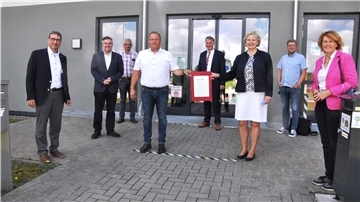 Gemeinsam für die Erhaltung der Arbeitsplätze von Premium Aerotec in der Region (von links): Friesland-Landrat Sven Ambrosy, der Landtagsabgeordnete Dragos Pancescu, Betriebsrat Jürgen Bruns, Betriebsrat Thomas Busch, Varels Bürgermeister Gerd-Christian Wagner, die Landtagsabgeordnete Karin Logemann, Betriebsrat Michael Eilers und die Bundestagsabgeordnete Susanne Mittag.