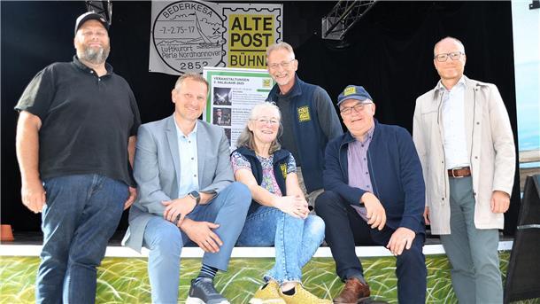 „AltePost-Bühne“: Akustik verbessert und Glasschiebewände eingebaut Sechs Menschen haben sich zum Foto aufgestellt