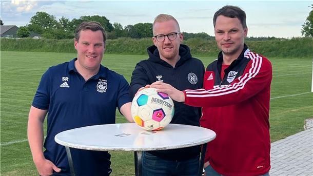Zwei gesunde Partner gehen als FC Nordheide in die gemeinsame Zukunft Gemeinsam geht es in die Zukunft (von links): Stefan Rathje (1. Vorsitzender TSV Groß Meckelsen), Johannes Schröder (1. Vorsitzender FC Nordheide) und Jan Detjen (1. Vorsitzender SV Hamersen).