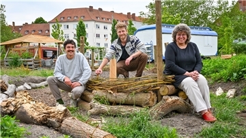 Gemeinsam haben sie dem Zollinlandplatz in Lehe neues Leben eingehaucht: Moritz Alber (von links) und Hauke Arntz vom Café „Das Beet“ und Susanne Ruser von der „Zolli“-Initiative.