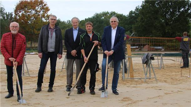 Gemeinsam mit dem Fördervereinsvorsitzenden Bernhard Jährling, dem Unternehmer Hans-Jürgen Poit, dem Vorsitzenden des Fördervereins Arado, Uwe H. Giesecke, dem technischen Museumsleiter Jan Spinck und dem Kuratoriumsvorsitzenden Dirk Wurzer wurde der Baubeginn für eine weitere Museumshalle mit dem ersten Spatenstich vollzogen.