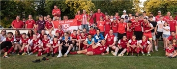 Gemeinsam mit ihren zahlreichen Fans feierten die Scheeßeler Kicker ausgelassen den Aufstieg in die Kreisliga.