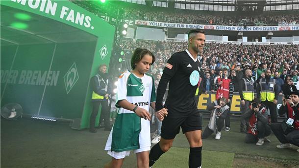Großer Diego-Abschied: XXL-Puppe stellt 62-Meter-Tor nach Gemeinsam mit seinem Sohn Matteo betritt Diego bei seinem Abschiedsspiel das Bremer Weserstadion.