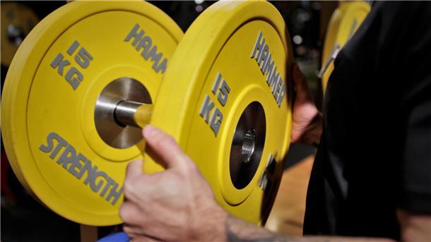 Hanteln im Fitnessstudio