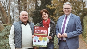 Gemeinsam statt allein: Der Vorsitzende des Kreisseniorenrats Helmut Sündermann (links), Ursula Seidler-Braun vom RoSe-Team und Landrat Marco Prietz.