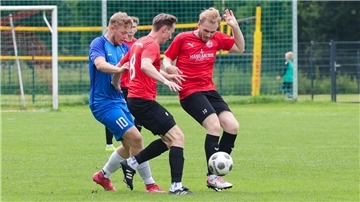 Gemeinsam stoppen die TSVer Jascha Lamp (rechts und Matthis Lemmermann (Mitte) Thore Mangels vom FC Alfstedt/Ebersdorf.