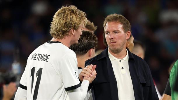 Woltemade: So erlebte der Stürmer den Wechsel-Wirbel Gemeinsam zur WM 2026? Nick Woltemade (l.) und Bundestrainer Julian Nagelsmann. (Archivbild)