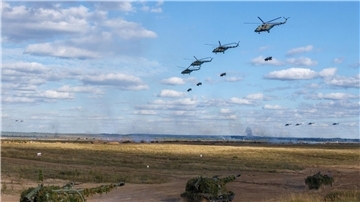Gemeinsame strategischee Übung der Streitkräfte von Russland und Belarus im September 2021 auf dem russischen Truppenübungsplatz Mulino unter Beteiligung zahlreicher Hubschrauber.