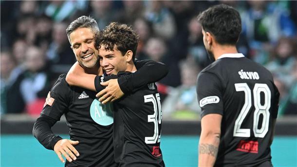 Großer Diego-Abschied: XXL-Puppe stellt 62-Meter-Tor nach Gemeinsamer Auftritt im Weserstadion: Diego und sein Sohn.