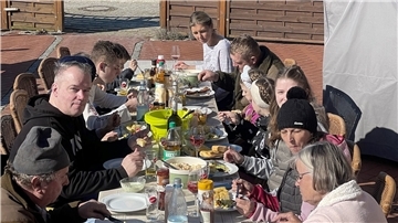 Gemeinsames Grillen auf der Insel Neuwerk: Die Familie Netrebjak aus der Ukraine und die Familie Griebel von Neuwerk.