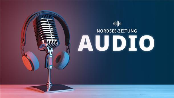 Gemeinsames Singen am Stand der NZ zum neuen Bremerhaven-Song „8GradOst“: NZ-Reporter Dirk Bliedtner mit Sänger Dean Collins.