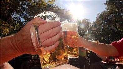 Gemeinsames Zuprosten ist im Land Bremen bei privaten Feiern bald auch wieder in größeren Gruppen erlaubt.