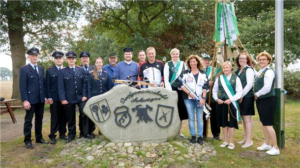 Versammlung am Dorfstein in Schwegen