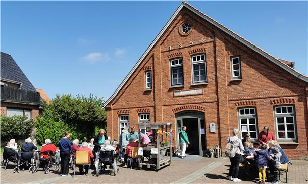 Tag der Nachbarn - Mehrgenerationenhaus feiert Gemeinschaft Gemütliche Stimmung am Tag der Nachbarn 2023 im Mehrgenerationenhaus in Oerel.