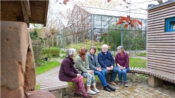 Genau 30 Jahre ist es her, dass die Gründer des Dorumer Glashauses, Barbara Mohrmann (3. von links), Michael Rose und Barbara Böhme (rechts) in ihre besondere Hausgemeinschaft eingezogen sind. Brigitte Wieneke (links) kam vor 23 Jahren, Ulrike Pieper vor sechs Jahren dazu.