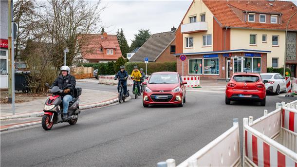 Genau da, wo der Rollerfahrer ist, in der Kurve der Kreuzung, ist für Radfahrer die „Auffahrt“ von der Fahrbahn zurück auf ein Stück eigenen Radweg. Das wurde auf der Stadtteilkonferenz kritisiert: Viele Leherheider sind unglücklich über den Ausbau des Mecklenburger Weges mit seiner Verkehrsführung für Radfahrer an der Einmündung der Otto-Oellerich-Straße.