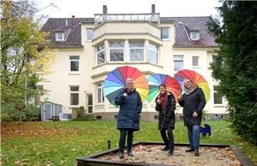 Vor der Frühförderstelle der Lebenshilfe Bremerhaven zeigen (von links) Mechthild Hohmann (Leiterin Frühförderung), Gisela Tresch (Geschäftsführerin Lebenshilfe) und Sandra Lederhaus (Kita-Leiterin) den Platz, an dem 2023 die erste integrative "Krippe für alle" errichtet wird.