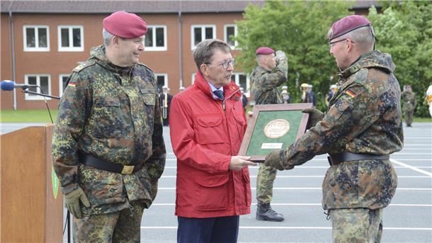Inspekteur verleiht Seedorfer Fallschirmjägern das Fahnenband „Einsatz“ General a. D. Rainer Korff (links) überreichte dem Regiment den General-Kießling-Preis.