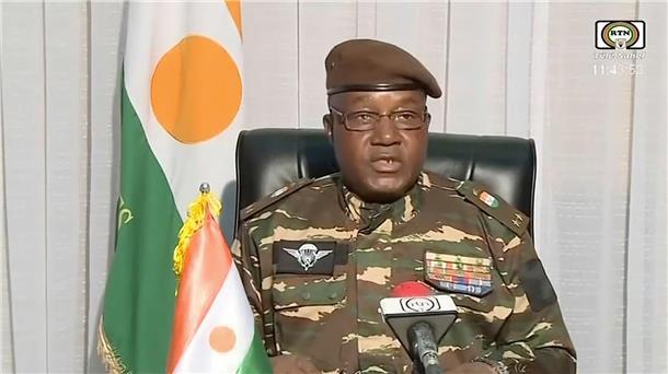 General Abdourahmane Tchiani spricht zur nigrischen Bevölkerung. Er erklärte sich zum Präsidenten des Nationalen Rats.