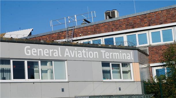 BER: Klimaaktivisten besprühen Flugzeug mit Farbe General Aviation Terminal steht in großen Lettern auf dem General Aviation Center am Flughafen Berlin Brandenburg BER.